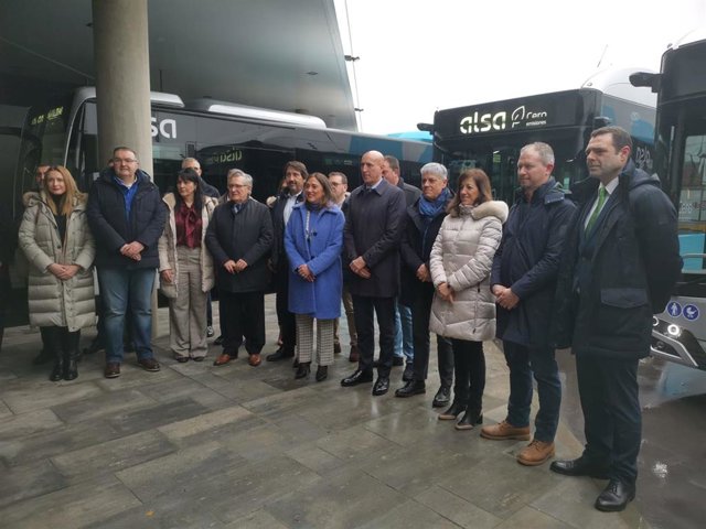 La consejera de Movilidad y Transformación Digital, María González Corral, junto con alcaldes de los municipios del área metropolitana de León y directivos de Alsa, en la presentación de los nuevos autobuses.