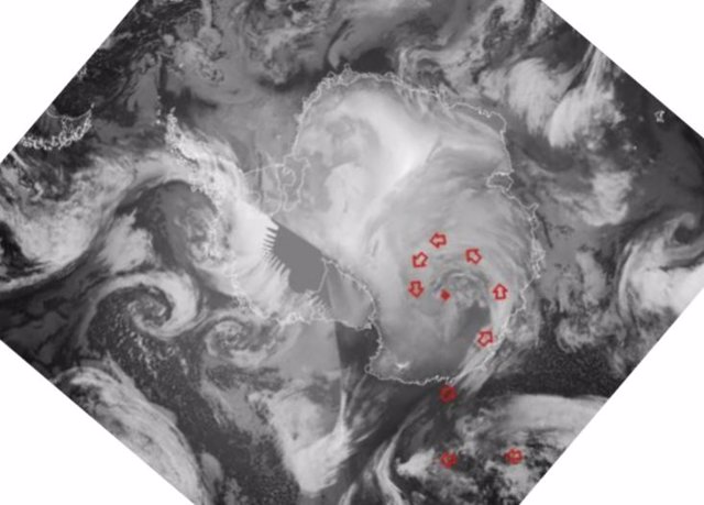El estado de la masa de nubes asociada con la fase final del río atmosférico, con el flujo de nubes resaltado con flechas rojas (2300 UTC, 18 de marzo de 2022, imagen compuesta infrarroja)