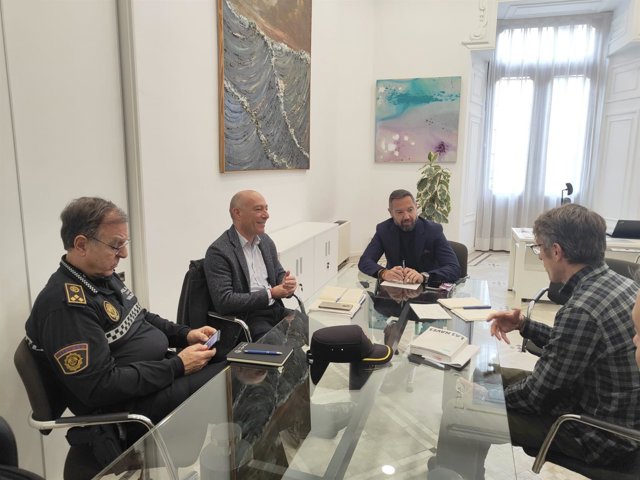 Reunión entre el segundo teniente de alcalde en València y edil de Parques y Jardines, Juanma Badenas; el concejal de Seguridad, Jesús Carbonell, y el jefe de la Policía Local, José Vicente Herrera, sobre la vigilancia en el Jardín del Turia. 