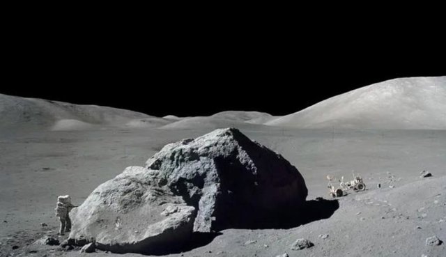 La imagen muestra al astronauta-geólogo de pie junto a una enorme roca lunar durante la misión Apolo 17 de la NASA en 1972. Los científicos de esta investigación utilizaron muestras de rocas de esta misión Apolo.