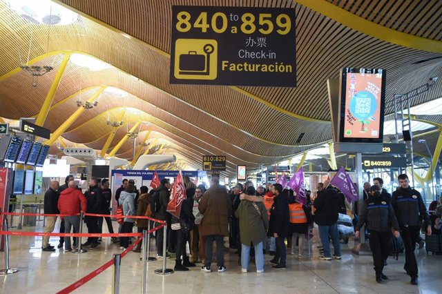 Pasajeros durante el último día de la huelga del servicio de handling de Iberia, en el aeropuerto Adolfo Suárez Madrid-Barajas, a 8 de enero de 2024, en Madrid (España). 