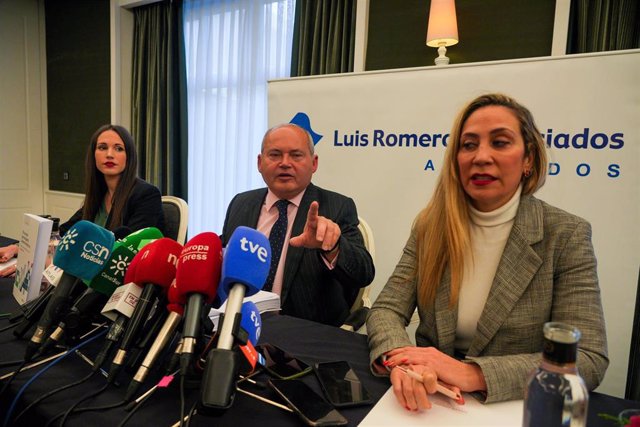 El letrado Luis Romero en rueda de prensa junto a letradas de su equipo