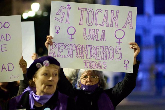 Archivo - Una mujer sostiene una pancarta durante una manifestación contra las violencias machistas, a 25 de noviembre de 2022, en Santander, Cantabria (España)