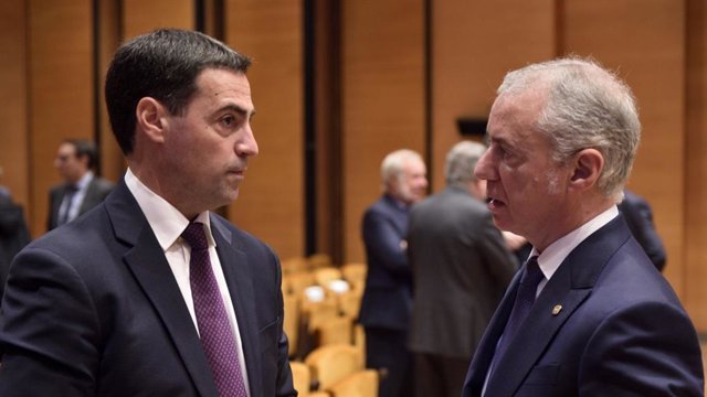 El candidato del PNV a lehendakari, Imanol Pradales, y el lehendakari, Iñigo Urkullu, en el Foro del diario Deia, en Bilbao