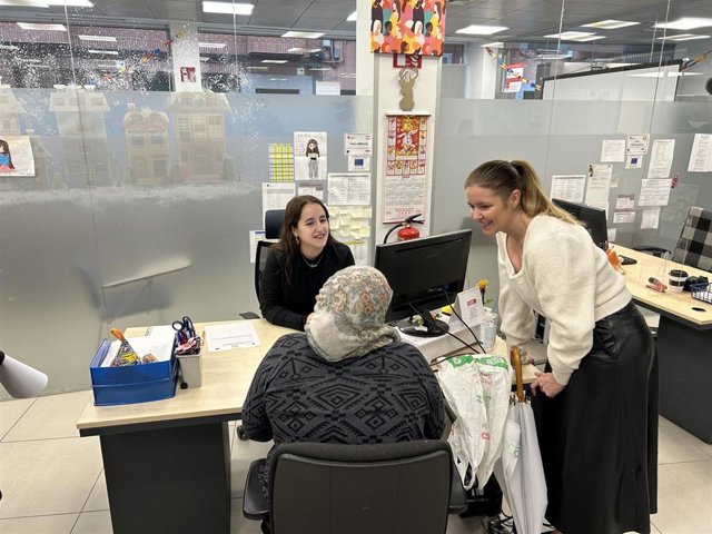 La consejera de Familia, Juventud y Deporte, Ana Dávila (de pie en la imagen), visita el el CEPI de Usera-Villaverde.