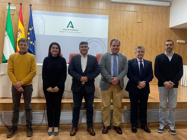 Los delegados en la presentación del resultado de la convocatoria de las ayudas para paliar el sobrecoste energético en Huelva.