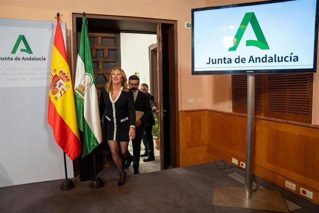 Los consejeros Carolina España y Ramón Fernández-Pacheco, a su llegada a la rueda de prensa tras el Consejo de Gobierno andaluz