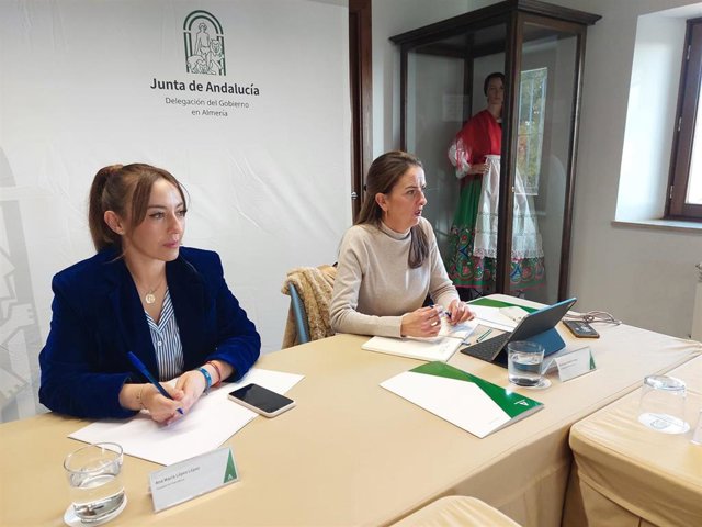 La alcaldesa de Vélez-Blanco, Ana María López, y la delegada de la Junta en Almería, Aránzazu Martín.