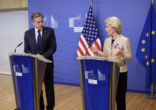 Archivo - Imagen de archivo de la presidenta de la Comisión Europea, Ursula von der Leyen (derecha), y el secretario de Estado de EEUU, Antony Blinken (izquierda)