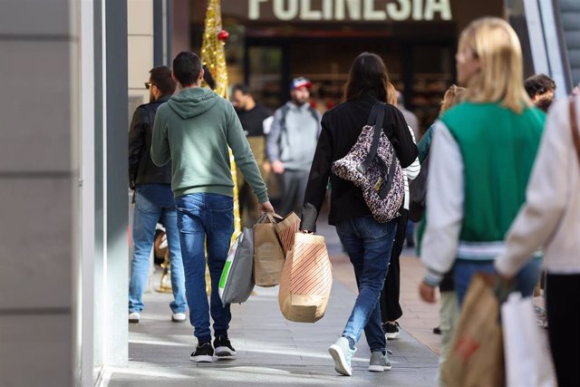 Archivo - Varias personas van de compras en un centro comercial de Palma, a 24 de noviembre de 2023. 