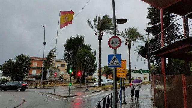 Archivo - Viento y lluvia en una calle de Mérida.