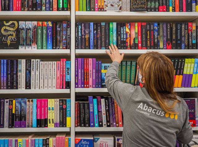 Imagen interior de una de las 15 nuevas librerías que abrirá Abacus Cooperativa en 2022 en Catalunya
