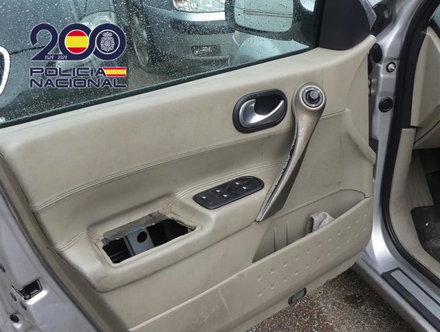 Habitáculo oculto tras una pieza modificada del panel interior de la puerta delantera de un coche, denominado "caleta"