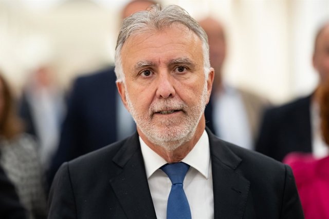 Archivo - El ministro de Política Territorial y Memoria Democrática, Ángel Víctor Torres, a su salida de una sesión plenaria del Senado, a 12 de diciembre de 2023, en Madrid (España).