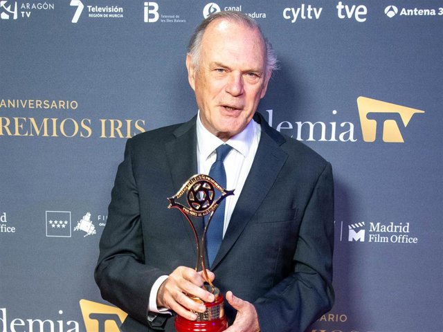 Pedro Piqueras posa con su premio tras la ceremonia de entrega de los Premios Iris que otorga la Academia de la Televisión