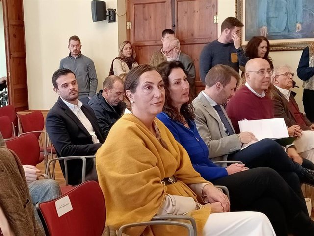 La consejera de Inclusión Social, Juventud, Familias e Igualdad, Loles López, junto a la alcaldesa de Almería, María del Mar Vázquez.