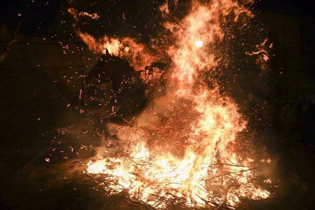 Archivo - Un jinete y un caballo atraviesan el fuego de una hoguera en las fiestas de las Luminarias en San Bartolomé de Pinares, Ávila. Foto archivo