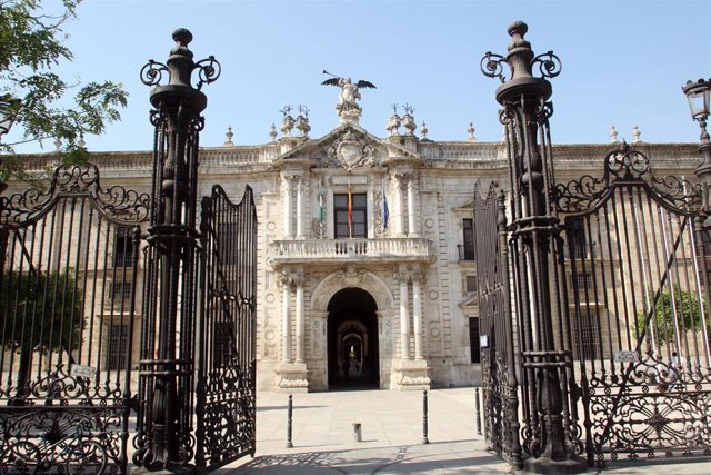 Archivo - Fachada de la Universidad de Sevilla.