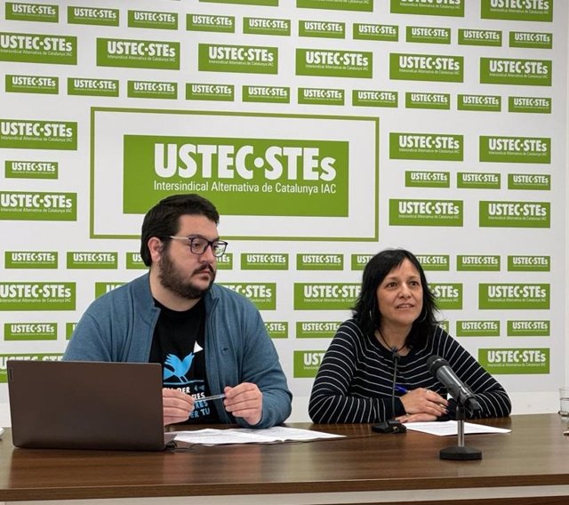El coordinador de la secretaría de acción sindical de Ustec·Stes, Andreu Montbrú, y la portavoz del sindicato, Iolanda Segura, este miércoles en rueda de prensa.