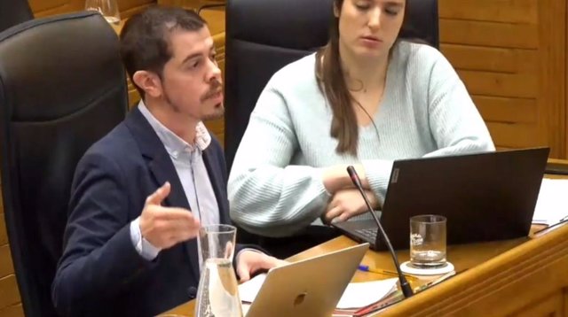 El portavoz de IU - Más País - IAS en el Ayuntamiento de Gijón, Javier Suárez Llana, interviene en el Pleno Municipal gijonés.