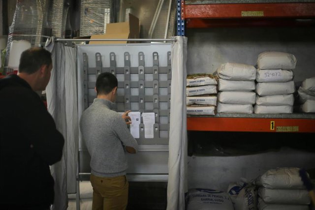 Archivo - Varias personas ejercen su derecho a voto en la mesa electoral de Cendoi, que es la última de la provincia de Lugo situada en un establecimiento, a 28 de mayo de 2023, en Cendoi, O Páramo, Lugo, Galicia (España).