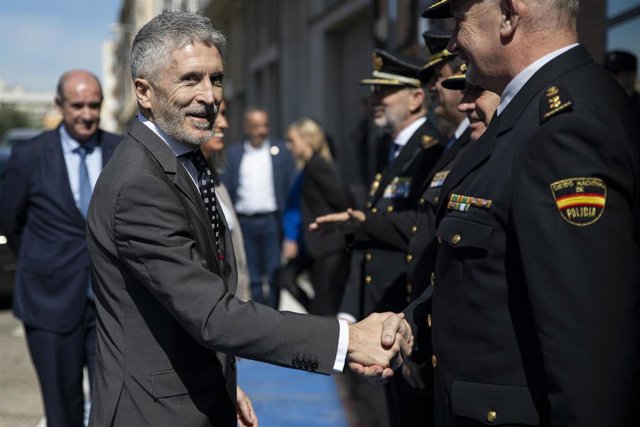 Archivo - El ministro del Interior, Fernando Grande-Marlaska (c), saluda a mandos de la Policía