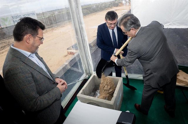 El presidente de Valecarros, Luis Roca (1d), durante el acto de colocación de la primera piedra de las etapas 2 y 3 de Valdecarros