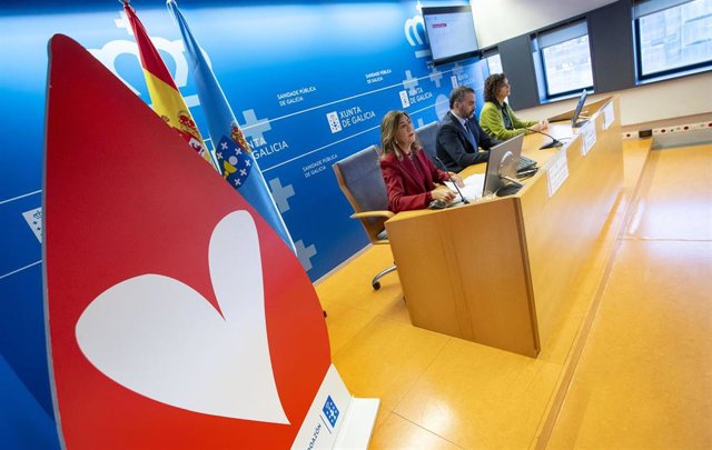 El director xeral de Asistencia Sanitaria del Sergas, Jorge Aboal, la directora de ADOS, Marisa López, y la coordinadora autonómica de Transplantes, Encarnación Bouzas, en rueda de prensa.