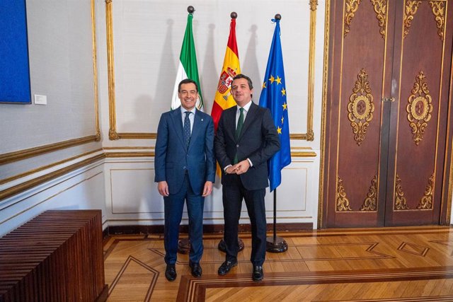 El presidente de la Junta de Andalucía, Juanma Moreno (i) durante su reunión con el presidente de la Federación Andaluza de Municipios y Provincias (FAMP) y alcalde de Córdoba, José María Bellido, a 17 de enero de 2024 en Sevilla, Andalucía (España). El p