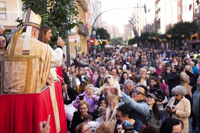 La alcaldesa de València, María José Catalá, junto al arzobispo de Valencia, Enrique Benavent, durante la bendición de animales celebrada en la capital valenciana con motivo de la Festividad de San Antonio Abad. 