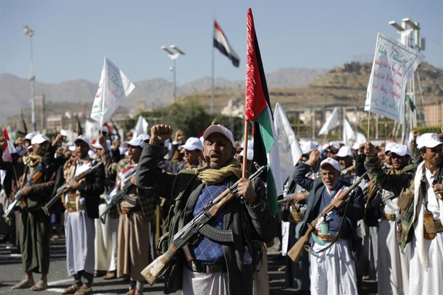 Archivo - Rebeldes hutíes de Yemen durante una protesta a favor del pueblo palestino en Saná