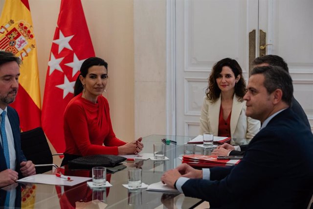 La portavoz de VOX en la Asamblea de Madrid, Rocío Monasterio (2i), y la presidenta de la Comunidad de Madrid, Isabel Díaz Ayuso (3i), durante una reunión de portavoces en la Asamblea de Madrid, a 17 de enero de 2024, en Madrid (España). Ayuso inicia sus 