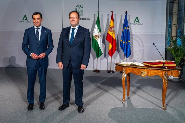 El presidente de la Junta de Andalucía, Juanma Moreno, junto al nuevo rector de la Universidad de Cádiz, Casimiro Mantell Serrano.