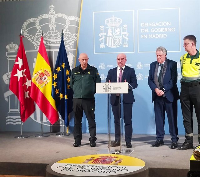 El delegado del Gobierno en Madrid, con mandos de la DGT y Guardia Civil, tras la reunión.