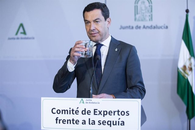 Archivo - El presidente de la Junta de Andalucía, Juanma Moreno, comparece ante los medios de comunicación en el marco de una reunión del comité de expertos para abordar el tema de la sequía. (Foto de archivo).