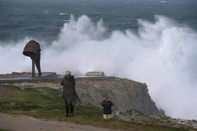 Archivo - Varias personas observan el oleaje en los alrededores de la Torre de Hércules, durante el paso de la borrasca ‘Ciarán’, a 3 de noviembre de 2023, en A Coruña, Galicia (España), en una foto de archivo