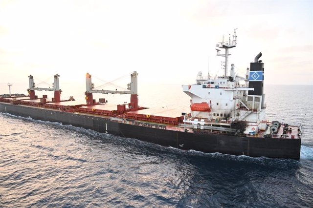 El barco 'M/V Genco Picardy' tras sufrir el ataque de un dron en aguas del golfo de Adén