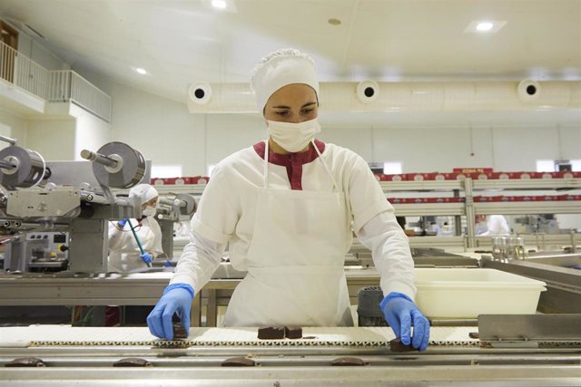 Archivo - Detalle de una operaria. Imagen de archivo.