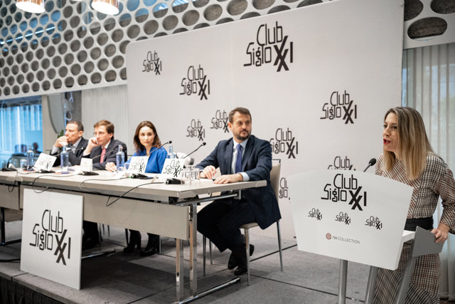 La presidenta de la Junta de Extremadura, María Guardiola, durante un desayuno-coloquio organizado por el Club Siglo XXI, en el Edificio Eurobuilding, a 18 de enero de 2024, en Madrid (España). 