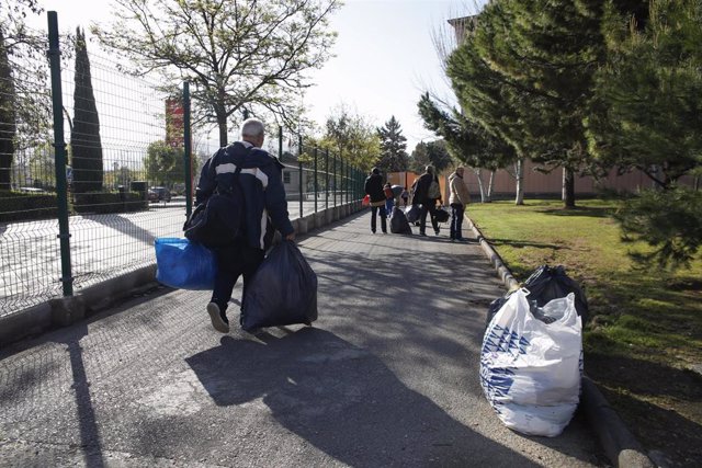 Archivo - Llegada de  personas sin hogar al Palacio de Deportes de Granada en la primera ola de la pandemia