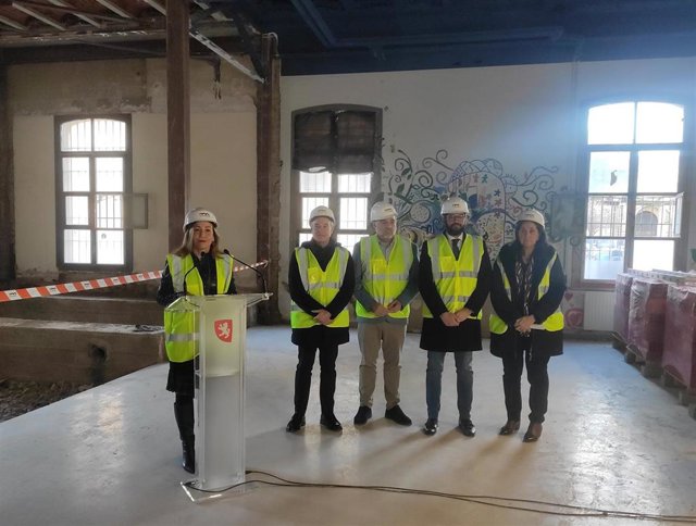 La alcaldesa de Zaragoza, Natalia Chueca, visita las obras del antiguo instituto Luis Buñuel.