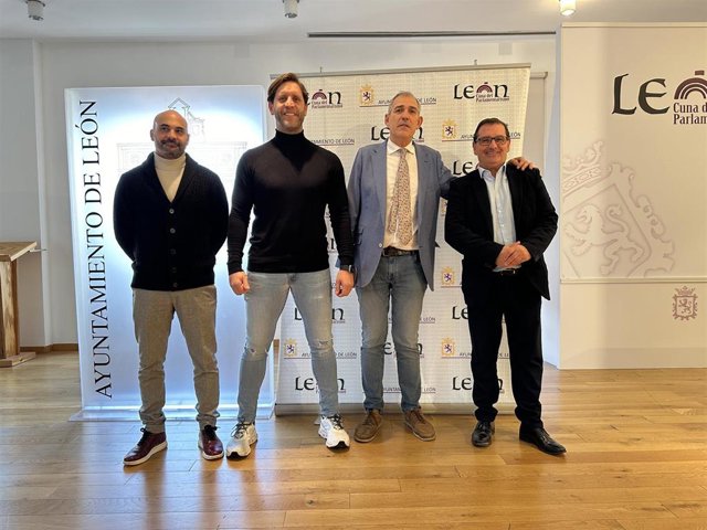 A la izquierda, Borja Vilanova y Francisco Manuel Leal, organizadores del evento, junto con el concejal de Deportes, Vicente Canuria, y el responsable de Caja Rural, Narciso Prieto.
