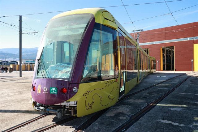Trabajos de puesta a punto del tranvía de Jaén en las cocheras.
