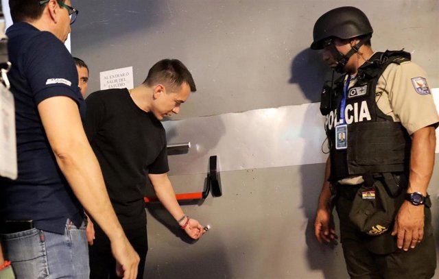 El presidente de Ecuador, Daniel Noboa, visita la sede de la cadena TC Televisión