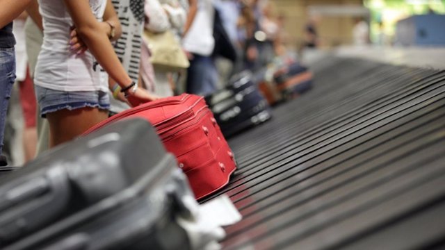 Archivo - Imagen de archivo de turistas en un aeropuerto. 