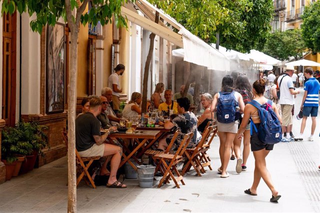 Archivo - Turistas en un bar de Sevilla.