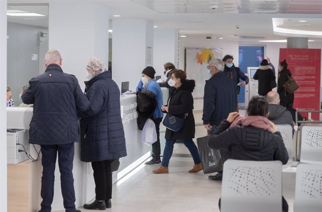 Varias personas con mascarilla en una sala del Hospital General Universitario Gregorio Marañón con mascarilla, a 11 de enero de 2024, en Madrid (España). 