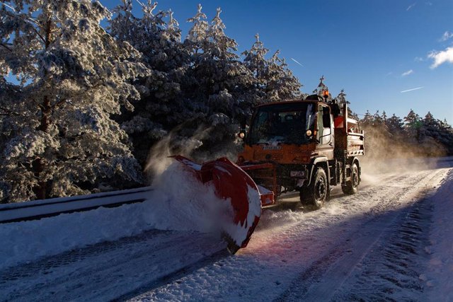 Una máquina quitanieves en el Puerto de Cotos, a 7 de enero de 2024, en Madrid (España). Durante el fin de semana, la nieve ha obligado a utilizar cadenas en la carretera M-601, en ambos sentidos, a la altura del Puerto de Navacerrada, ya que el espesor l