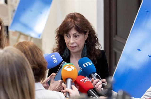 La ministra de Igualdad, Ana Redondo, ofrece declaraciones a los medios a su salida de un desayuno informativo de Fórum Europa, en el Hotel Mandarin Oriental Ritz, a 18 de enero de 2024, en Madrid (España).