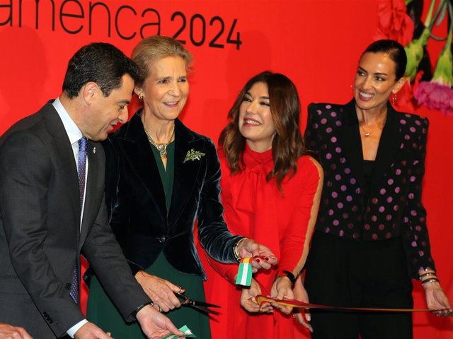 El alcalde de Sevilla, José Luis Sanz Ruiz, el presidente de la Junta de Andalucía, Juanma Moreno, la infanta Elena, Raquel Revuelta y Nieve Álvarez durante la inauguración de SIMOF 2024, a 18 de enero de 2024, en Sevilla (España).